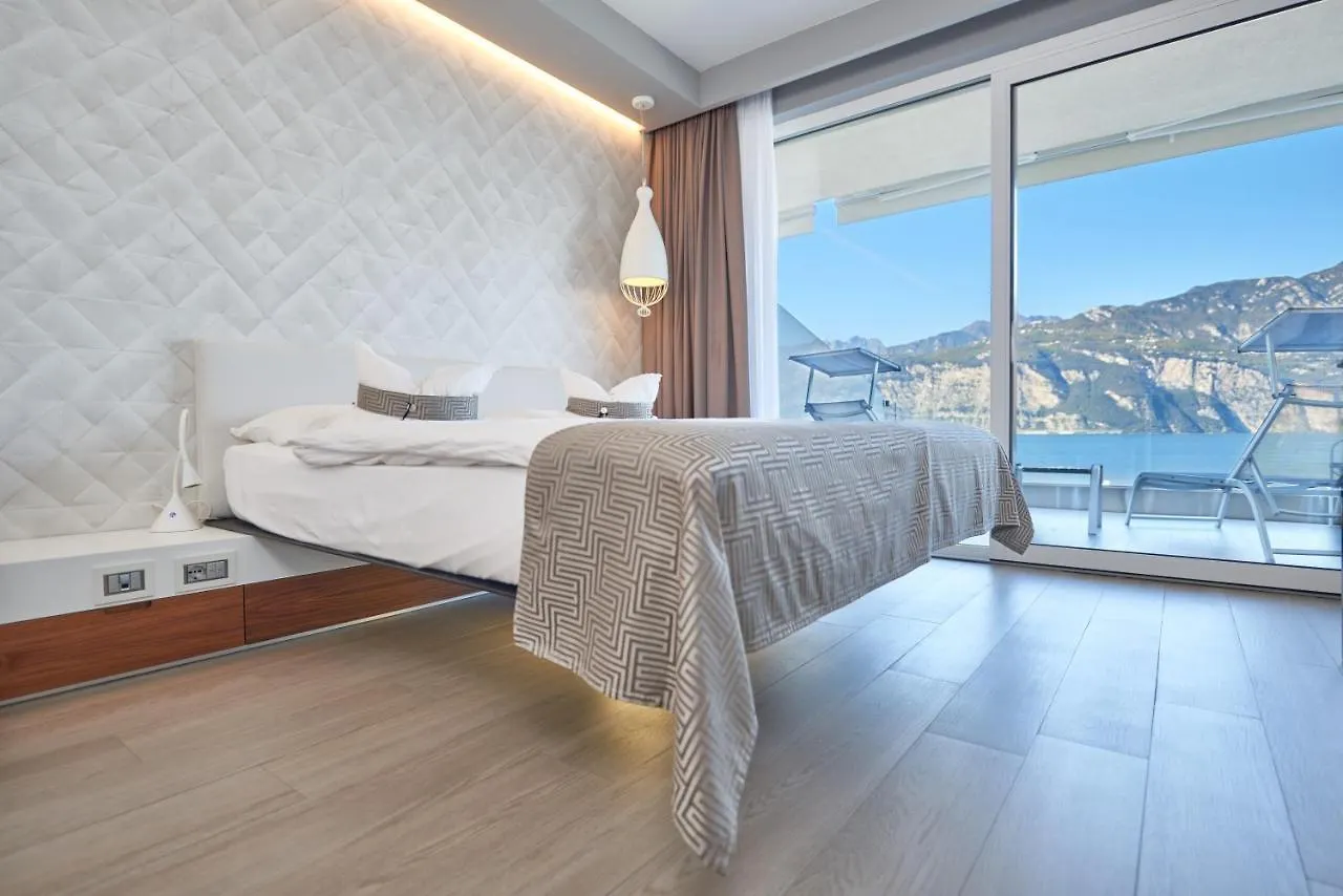 Hotel Castello Lake Front Malcesine 4*,